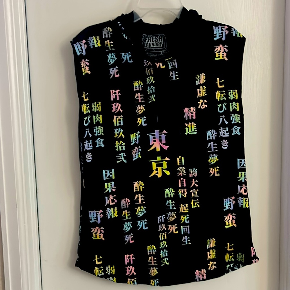 Sleeveless hooded black shirt